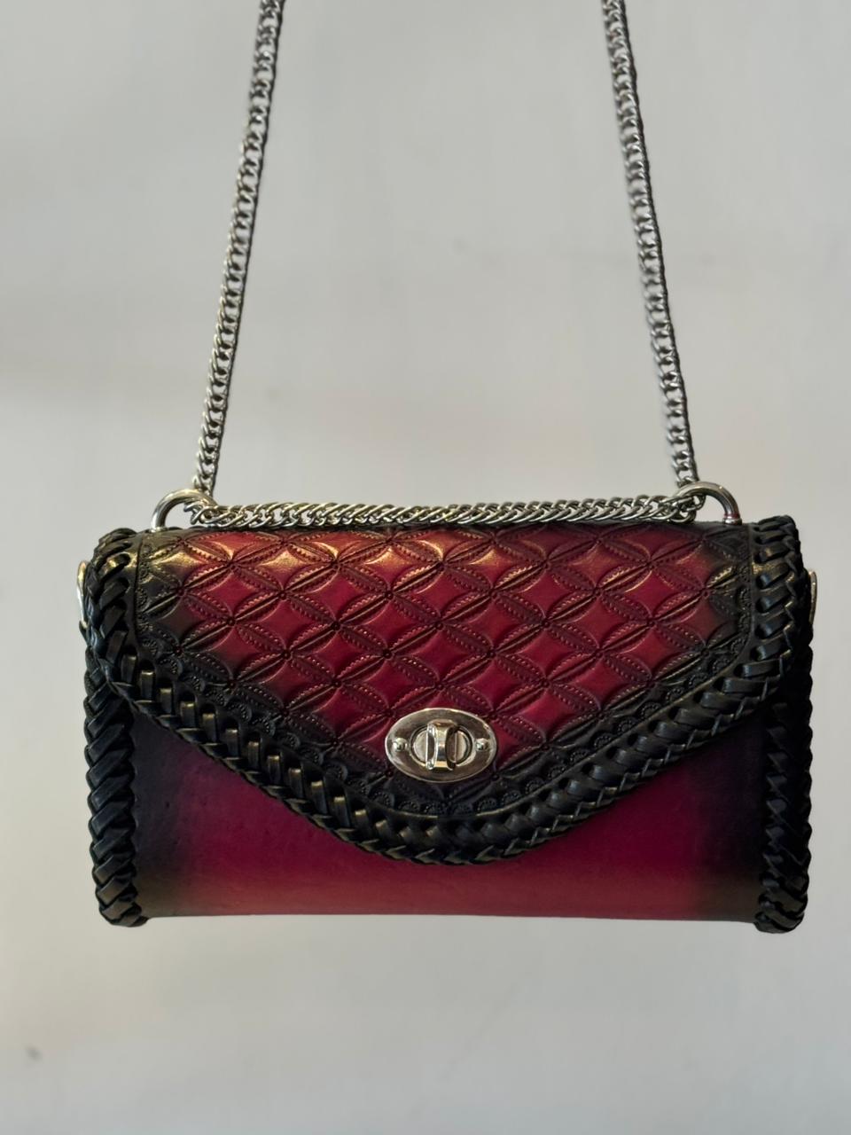 BOLSO ITATI CINCELADO, MONOGRAMA, TINTO