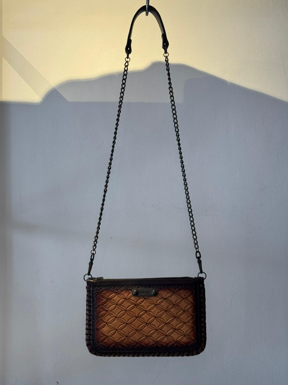 BOLSO ATARI CINCELADO MONOGRAMA CHEDRON LATÓN VIEJO