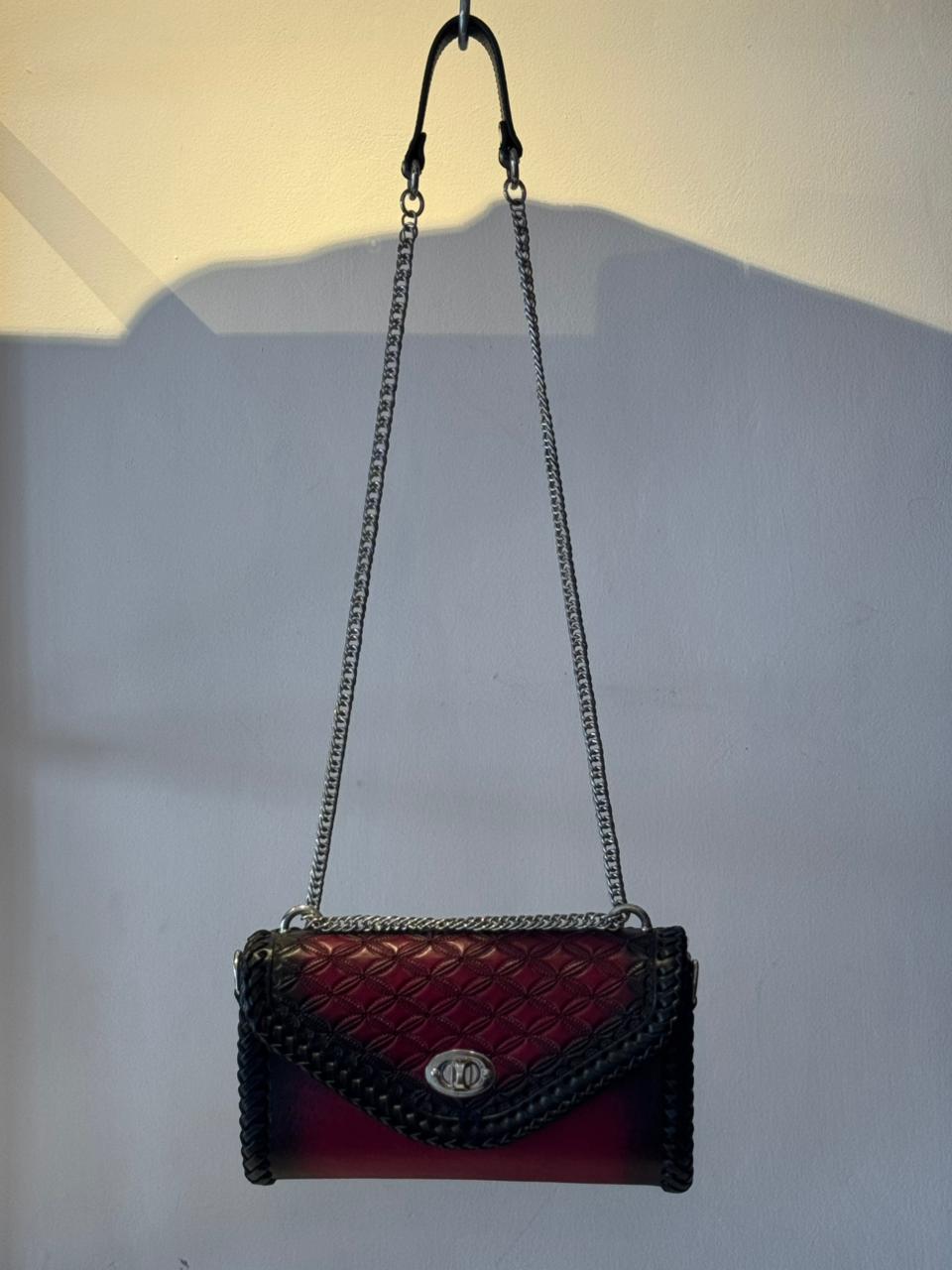 BOLSO ITATI CINCELADO, MONOGRAMA, TINTO